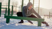 Homme qui s'étire dans la neige